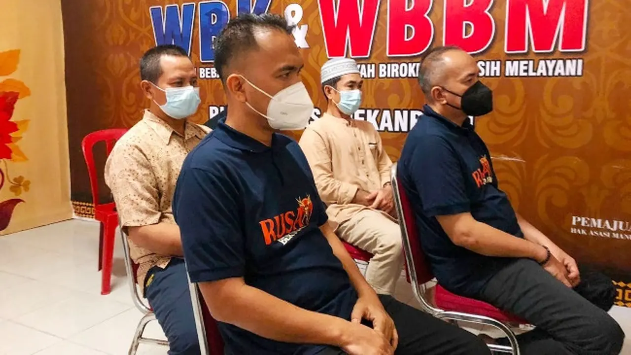 Terdakwa korupsi RSUD Rokan Hulu mendengarkan tuntutan secara daring.