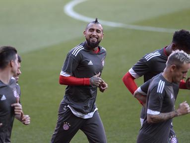 Ekspresi pemain Bayern Munchen, Arturo Vidal saat melakukan pemanasan di Ramon Sanchez Pizjuan Stadium, Sevilla, (2/4/2018). Bayern aakan melawan Sevilla pada leg pertama perempat final Liga Champions. (AFP/Cristina Quicler)