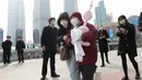 Wisatawan bermarga Gao (kanan depan), orang pertama yang mengunjungi Shanghai Oriental Pearl Tower, bersiap memasuki menara tersebut pada hari pembukaannya kembali di Shanghai, China, Kamis (12/3/2020). (Xinhua/Fang Zhe)