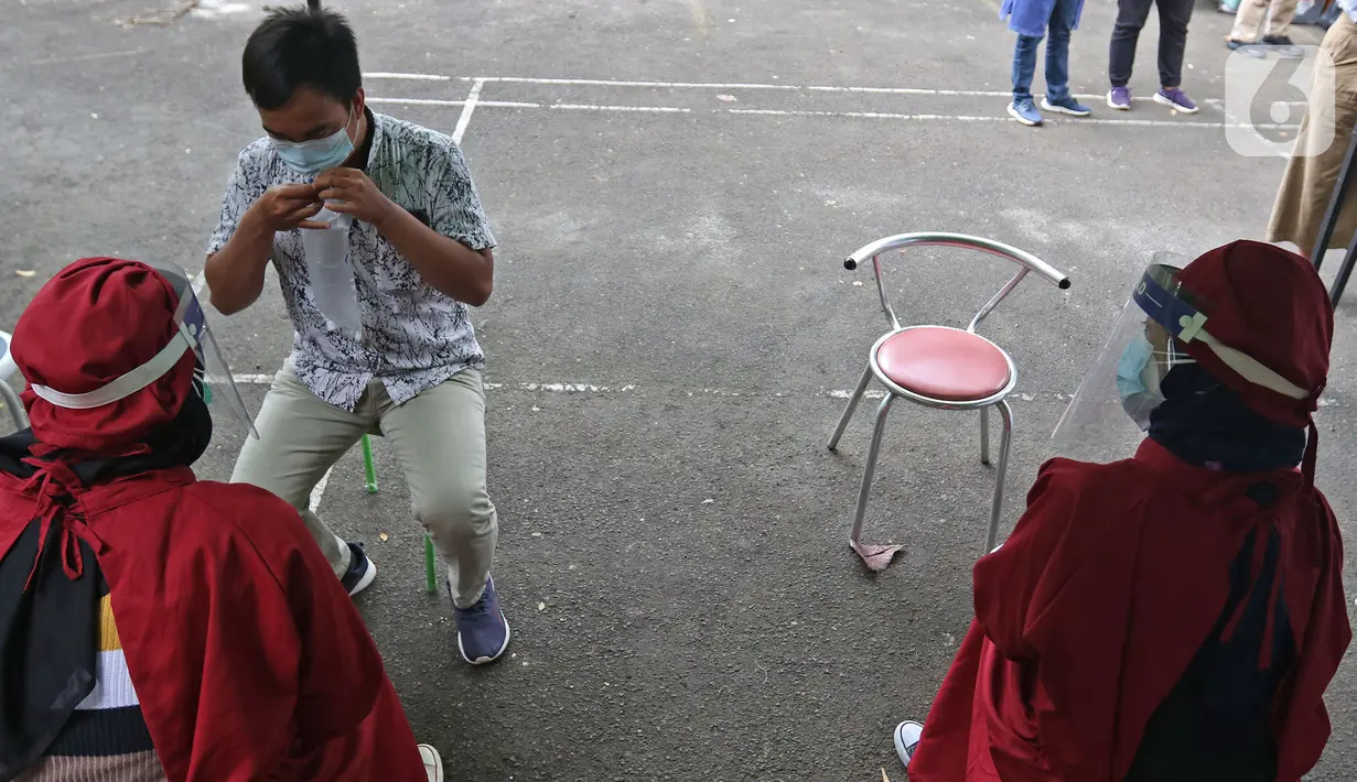 Masyarakat meniup kantung udara saat peluncuran Layanan GeNose C-19 di Kantor Dompet Dhuafa, Jakarta, Selasa (9/3/2021). Dompet Dhuafa meluncurkan layanan pemeriksaan tes Covid-19 dengan menggunakan metode GeNose C-19. (Liputan6.com/Herman Zakharia)