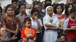 Umat Kristiani menyaksikan prosesi Jalan Salib pada perayaan Paskah di Gereja Paroki St Matius Penginjil, Tangerang, Jumat (14/4). Proses Jalan Salib dimaksudkan untuk menceritakan kesengsaraan Yesus Kristus saat disalib. (Liputan6.com/Angga Yuniar)