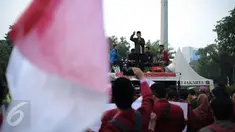 Sejumlah mahasiswa yang tergabung dalam Aliansi Badan Eksekutif Mahasiswa se-Indonesia menggelar aksi unjuk rasa di depan Istana Merdeka, Jakarta, Rabu (11/11/2015). (Liputan6.com/Faizal Fanani)