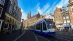 Angkutan publik perkotaan trem melintasi salah satu pusat kota di Amsterdam, Belanda, Jumat (24/5/2024). (merdeka.com/Arie Basuki)