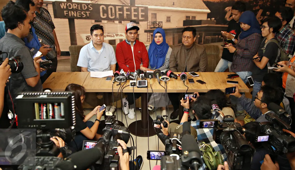 Suasana konferensi pers Indra Bekti di Jakarta, Senin (1/2). Indra mengaku terpaksa membawa persoalan ini ke jalur hukum lantaran ingin memberikan efek jera kepada Gigih. (Liputan6.com/Immanuel Antonius)