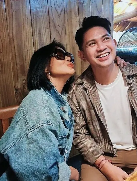 Atiek CB juga mengungkapkan penyesalan terbesar dalam hidupnya. Yaitu menceraikan Ronnie Sianturi. "Ya salah satu penyesalan terbesar dalam hidup saya adalah berpisah dan pergi dari Ronnie Sianturi," kata Atiek CB dalam acara tersebut. [Instagram/@mayangsari_official]