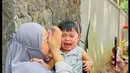 "Kok kamu yang nangis sayang," kata Atta Halilintar melihat istrinya meneteskan air mata. [Youtube/attahalilintar]