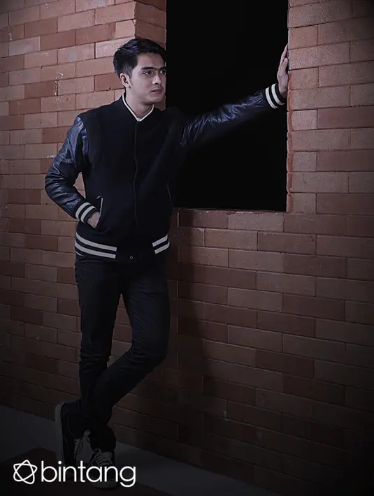 Tahun 2015 Ricky Harun berhasil meraih penghargaan Aktor Utama Paling Ngetop di SCTV Awards 2015. Kebahagiaan pun semakin bertambah lantaran sang istri, Herfiza Novianti, tengah mengandung anak keduanya. (Nurwahyunan/Bintang.com)