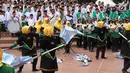 Para santri menyaksikan parade marching band pada Apel Hari Santri Nasional 2017, di Tugu Proklamasi, Jakarta, Minggu (22/10). Acara ini mengangkat tema Meneguhkan Peran Santri dalam Bela Negara, Menjaga Pancasila, dan NKRI. (Liputan6.com/Fery Pradolo)