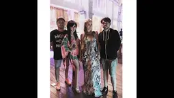 Di akun Instagram pribadi @princessyahrini, Syahrini memposting fotonya bersama Paris Hilton menikmati malam di Bali. (instagram.com/princessyahrini)