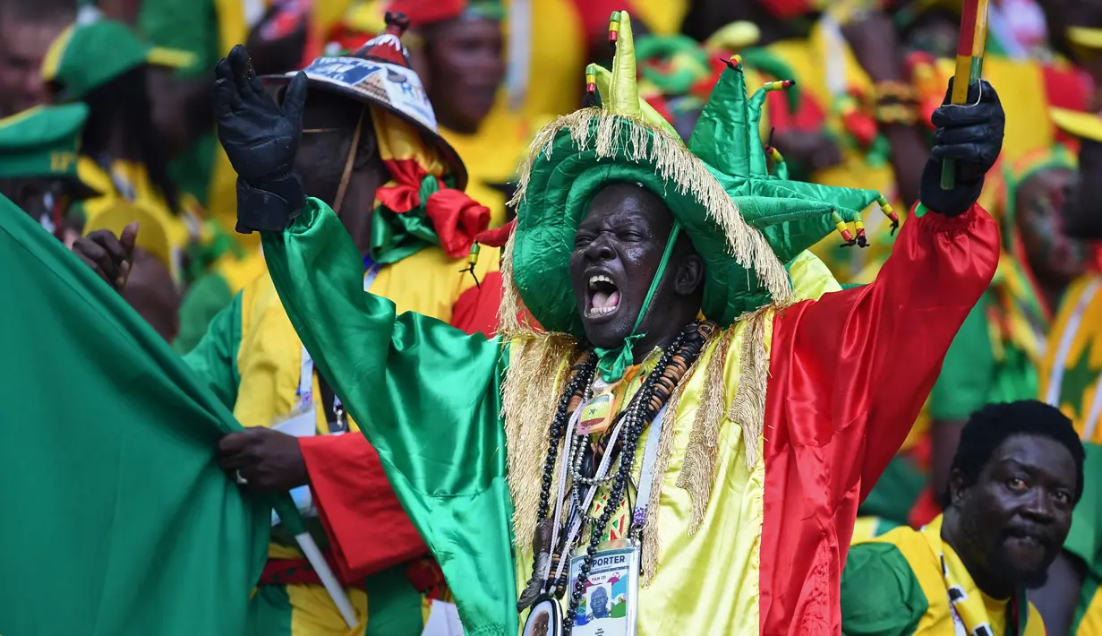 Suporter Senegal bersorak mendukung negaranya saat melawan Polondia pada grup H Piala Dunia 2018 di Stadion Spartak di Moskow, Rusia (19/6). Dalam pertandingan ini Senegal menang 2-1 atas Polandia. (AFP Photo/Francisco Leong)