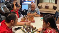 Aliyah Rajasa bersama Edhie Baskoro Yudhoyono sedang menemani putranya bermain catur dengan kakeknya, Hatta Rajasa (Dok.Instagram/@ruby_26/https://www.instagram.com/p/CASD3XUA21r/Komarudin)