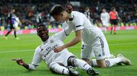Striker Real Madrid, Vinicius Junior (kiri) berselebrasi setelah mencetak gol ke gawang Leganes pada laga leg pertama babak 16 besar Copa del Rey di Santiago Bernabeu, Rabu (9/1). Real Madrid sukses mengandaskan Leganes dengan skor 3-0 (AP/Manu Fernandez)