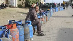 Truk-truk yang membawa bantuan, termasuk bahan bakar, makanan, dan obat-obatan, mulai bergerak ke Gaza melalui penyeberangan Rafah dari Mesir tak lama setelah gencatan senjata dimulai pada pukul 7:00 pagi pada 24 November. (AP Photo/Hatem Ali)