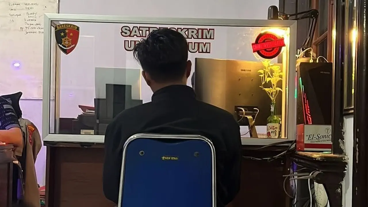 Sopir yang mengajak adu jodos polisi diamankan di Polres Bondowoso (Istimewa)