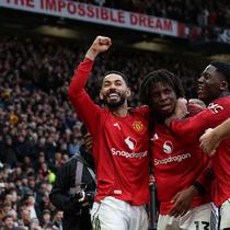Publik Old Trafford kembali bergemuruh 11 menit kemudian. Patrick Dorgu kini yang berhasil mencatatkan namanya di papan skor setelah berhasil memanfaatkan umpan silang Matheus Cunha menjadi gol. (AFP/Darren Staples)