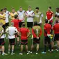 Pelatih Timnas Jerman, Joachim Loew (tengah) memimpin langsung sesi latihan Der Panzer jelang berlaga melawan Brasil di Stadion Mineirao, Belo Horizonte (7/7/2014). (REUTERS/Leonhard Foege)