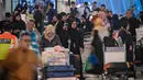 Selain itu, Bandara Internasional Soekarno-Hatta, Tangerang, Banten, pada Selasa 10 Maret 2026, juga kedatangan para WNI yang kembali ke tanah air usai menjalani ibadah umrah. Tampak dalam foto, umat Muslim Indonesia yang kembali usai menunaikan ibadah Umrah tiba di Bandara Internasional Soekarno-Hatta, Tangerang, Banten, pada Selasa 10 Maret 2026. (BAY ISMOYO/AFP)