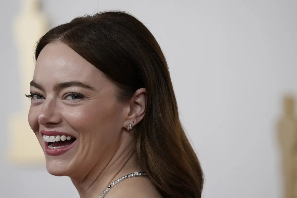 Emma Stone dalam Piala Oscar 2024. (AP Photo/Ashley Landis)