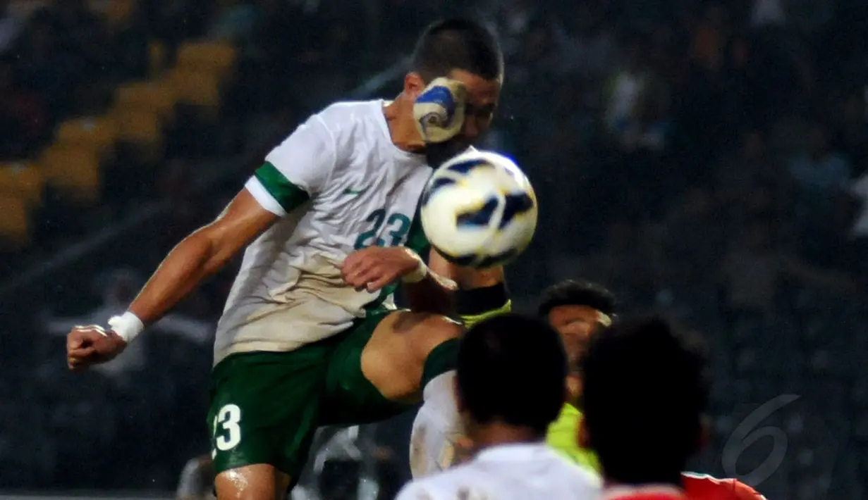 Sundulan pemain belakang Timnas Indonesia U-19, Ryuji Utomo Prabowo mampu ditahan penjaga gawang Myanmar Myo Min Latt saat berlaga di Stadion GBK Jakarta, (7/5/2014). (Liputan6.com/Helmi Fithriansyah)