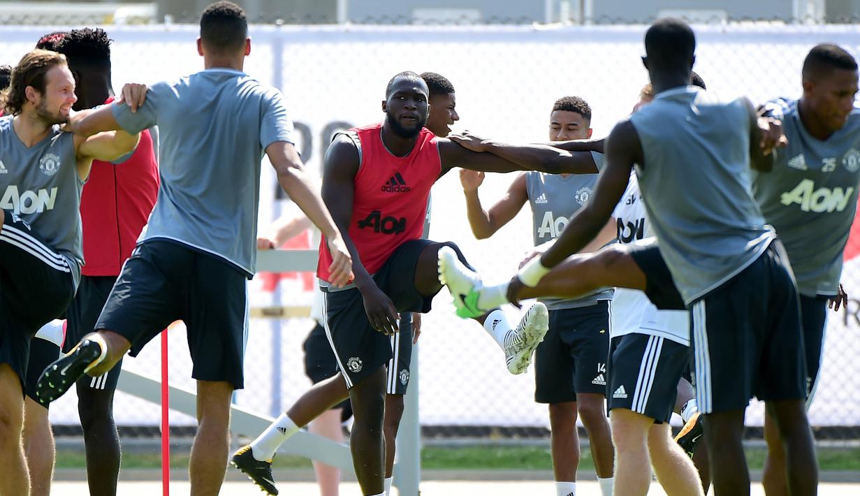 Striker anyar Manchester United, Romelu Lukaku, melakukan pemanasan saat latihan perdana dalam rangkaian tur pramusim di Stadion UCLA Drake, Los Angeles, Senin (10/7/2017). (AFP/Harry How)