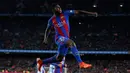 Bek Barcelona Samuel Umtiti ikut menyumbangkan gol saat Barcelona berhadapan dengan Celta Vigo dalam lanjutan Liga Spanyol pekan ke-26 di Stadion Camp Nou, Minggu (5/3). Barca mencukur Celta Vigo 5-0. (AP PHOTO)