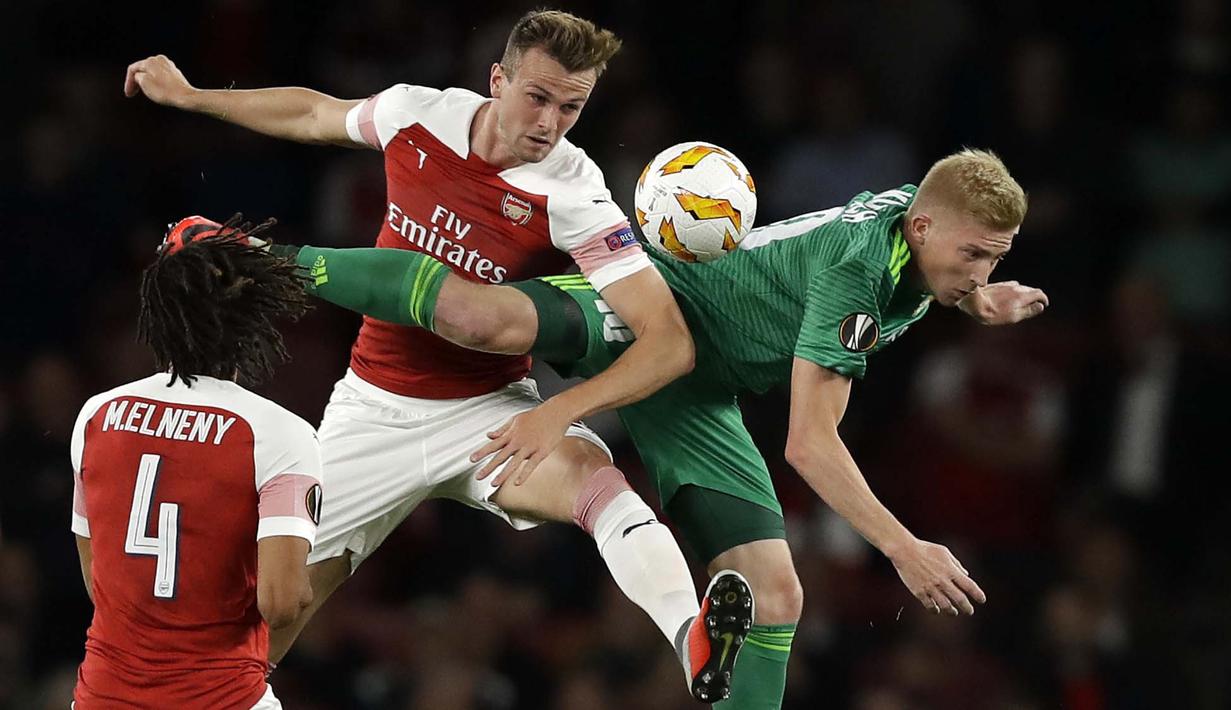 Bek Arsenal, Rob Holding, berebut bola dengan pemain Vorskla, Vladyslav Kulach, pada laga Liga Europa di Stadion Emirates, London, Kamis (20/9/2018). Arsenal menang 4-2 atas Vorskla. (AP/Kirsty Wigglesworth)