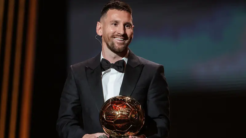 Foto: Metamorfosa Wajah Lionel Messi dalam Momen Foto Bareng 8 Trofi Ballon d'Or yang Diraihnya