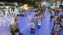 Anak-anak memasukan bola basket ke dalam keranjang pada program Junior NBA Indonesia di Cilandak, Jakarta, Sabtu (24/3). Peserta diberikan pelatihan tentang dasar-dasar olahraga basket. (Liputan6.com/Fery Pradolo)