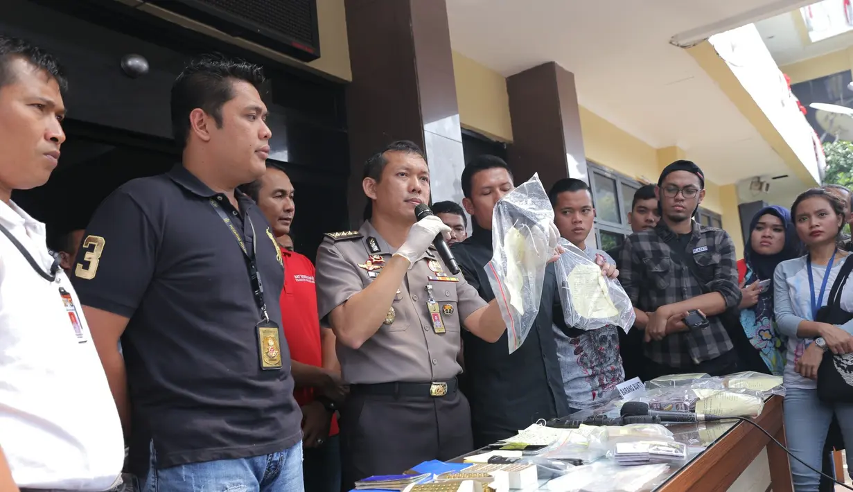 Atas kepemilikan senjata api itu, Aa Gatot dikenakan UU Darurat Nomor 12 Tahun 1951 Pasal 1 ayat 1 dengan ancaman Pidana Mati atau seumur hidup atau Pidana Sementara setinggi-tingginya 20 Tahun. (Andy Masela/Bintang.com)