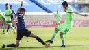 Pemain Lazio, Luis Alberto, berebut bola dengan pemain Atalanta, Berat Djimsiti, pada laga Liga Italia di Stadion Gewiss, Minggu (31/1/2021). Lazio menang dengan skor 3-1. (Stefano Nicoli/LaPresse via AP)