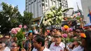 Sejumlah warga bersama organisasi masyarakat menggelar aksi solidaritas di Sarinah, Jakarta, Jumat (14/1/2016). Aksi '#KAMITIDAKTAKUT' menyerukan persatuan diantara masyarakat Indonesia untuk tidak takut aksi terorisme. (Liputan6.com/Faizal Fanani)