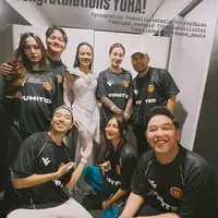 Intip di sini gaya kompak Vidi Aldiano, Aaliyah Massaid, hingga Mahalini pakai jersey &ldquo;Yunited&rdquo; saat nonton konser Yura Yunita. [@vidialdiano].