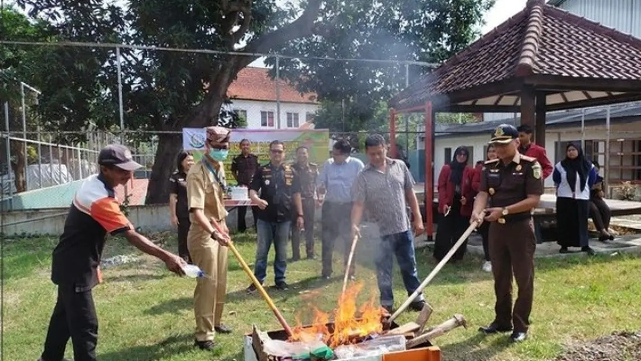 Proses pemusnahan BB oleh Kejaksaan Negeri Banyuwangi (Istimewa)