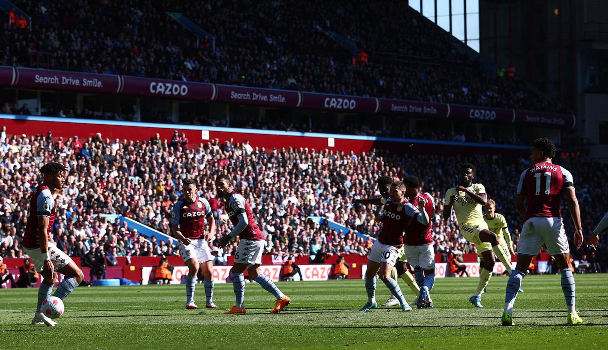 Gol yang ditunggu Arsenal akhirnya lahir pada menit ke-30 lewat Bukayo Saka. Pemain berkebangsaan Inggris tersebut berhasil membobol gawang skuat asuhan Steven Gerrard lewat tendangan voli dari luar kotak penalti. (AFP/Adrian Dennis)