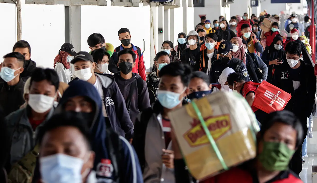 Pemudik tiba di Stasiun Senen, Jakarta, Minggu (23/5/2021). Dari 27.160 warga sebanyak 17.623 orang merupakan warga Jakarta atau ber-KTP Jakarta yang selama libur Lebaran kembali ke kampung masing-masing, sementara 9.537 merupakan warga non DKI Jakarta atau pendatang baru. (Liputan6.com/Johan Tallo)