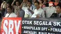 Sejumlah nasabah Bank Century menggelar unjuk rasa di halaman Gedung KPK menuntut pengembalian dana mereka yang tak kunjung dicairkan. 