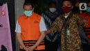 Mantan Direktur Niaga PT Dirgantara Indonesia (PTDI) Irzal Rinaldi Zailani  (kiri) meninggalkan Gedung KPK usai ditetapkan sebagai tersangka di Jakarta, Jumat (12/6/2020). Irzal ditahan dalam kasus dugaan korupsi kegiatan penjualan dan pemasaran pesawat PTDI tahun 2007-2017 (merdeka.com/Imam Buhori)