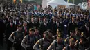 Sejumlah personel polisi berbaris saat berlangsungnya upacara peringatan HUT Ke-73 Bhayangkara di kawasan Monas, Jakarta, Rabu (10/7/2019). Presiden Joko Widodo (Jokowi) menjadi inspektur upacara yang dihadiri sebanyak 4.000 personel Polri dan 7 resimen TNI tersebut. (Liputan6.com/Faizal Fanani)
