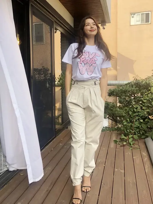 Mengenakan tshirt putih dari Kaws, perempuan kelahiran 1983 ini memadukannya dengan pants putih gading. Dan heels hitamnya.  @honey_lee32