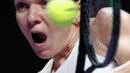 Petenis Rumania, Simona Halep berusaha mengembalikan bola ke petenis Kanada, Bianca Andreescu selama turnamen WTA Finals 2019 di Shenzhen, China, Senin (28/10/2019). Juara Wimbledon musim ini, Simona Halep merebut kemenangan 3-6, 7-6, 6-3 dalam waktu 2 jam 34 menit atas Andreescu. (AP/Andy Wong)