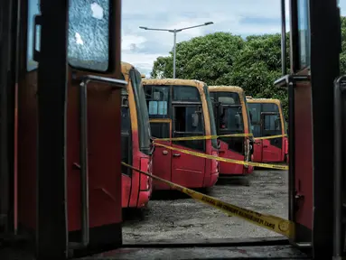 Deretan bus Transjakarta terbengkalai saat terparkir di area Terminal Terpadu Pulo Gebang, Jakarta Timur, Selasa (11/4/2023). (merdeka.com/Iqbal S. Nugroho)