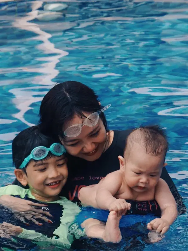 6 Potret Alena Wu Saat Asuh Anak, Aura Keibuan Makin Terlihat