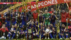 Para pemain Barcelona melakukan selebrasi usai menjuarai Copa del Rey setelah mengalahkan Sevilla di stadion Wanda Metropolitano, Madrid, Minggu (22/4/2018). Barcelona menang 5-0 atas Sevilla. (AFP/Lluis Gene)