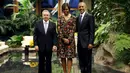 (Ki-ka) Presiden Kuba Raul Castro, Ibu Negara Amerika Serikat, Michelle Obama dan Presiden AS Barack Obama berfoto bersama saat tiba untuk menghadiri makan malam kenegaraan di Istana Revolusi, Havana, Senin (21/3). (REUTERS/Jonathan Ernst)