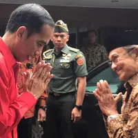 Presiden Jokowi saling berpamitan dengan Presiden RI ke-3, BJ Habibie di Komplek Patra Kuningan Jakarta, Sabtu (16/12). Usai Rakornas PDIP, Jokowi mengantar Habibie ke kediamannya, menggunakan mobil kepresidenan. (Liputan6.com/Pool/Biro Pers Istana)