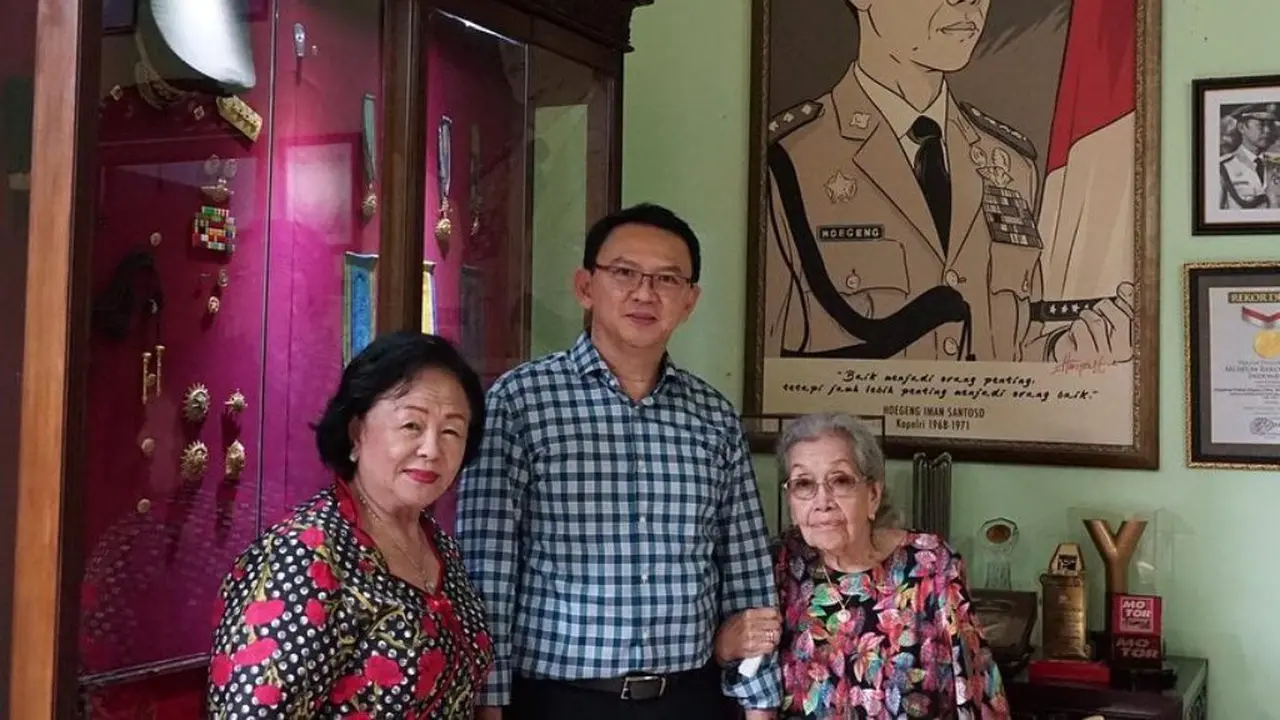 Basuki Tjahaja Purnama atau Ahok dan ibunya mengunjungi istri eks Kapolri Jenderal Hoegeng. (Instagram @basukibtp)