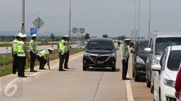 Polisi saat memberhentikan mobil yang melaju di jalan tol Cikampek-Palimanan KM.165, Majalengka, (14/12). Polda Jabar bekerjasama dengan PT Lintas Marga Sedaya (LMS) melakukan berbagai langkah penegakan hukum. (Liputan6.com/Angga Yuniar)