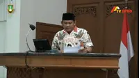 Sekretaris Fraksi PKS DPRD Solo Didik Hermawan memakai kemeja yang menjadi seragam pendukung Gibran saat sidang paripurna DPRD Solo, Kamis (29/7).