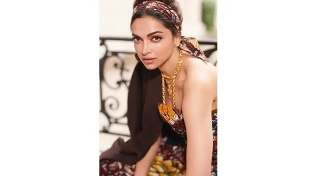 6 Pesona Deepika Padukone, Tampil Menawan Kenakan Batik di Paris Fashion Week