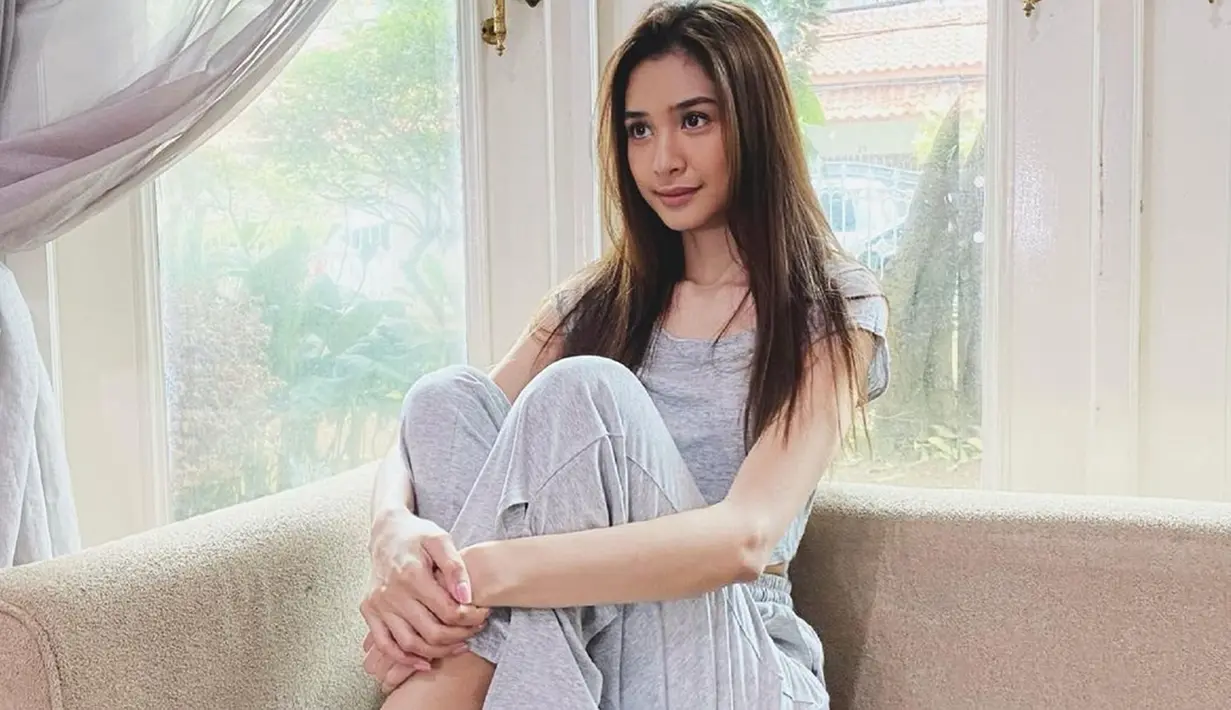 Gaya kasual seakan sudah menjadi andalan wanita 26 tahun ini. Seperti sedang bersantai di rumah, kekasih Deva Mahenra ini tampil stylish dengan kaus berwarna abu-abu yang dipadukan dengan celana senada. (Liputan6.com/IG/@miktambayong)